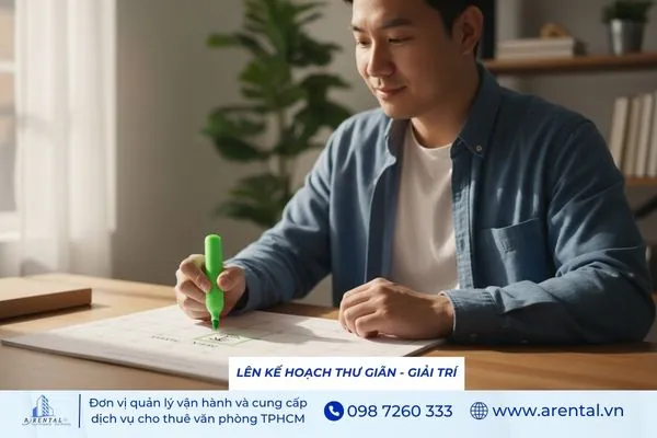 Nam nhân viên dùng bút highlight đánh dấu lịch nghỉ ngơi và hoạt động giải trí trong ngày