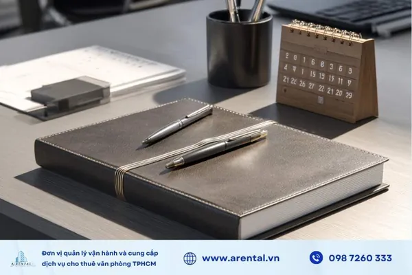 Quà tặng 2/9 cho đối tác doanh nghiệp là bộ sổ da, bút ký và lịch để bàn.