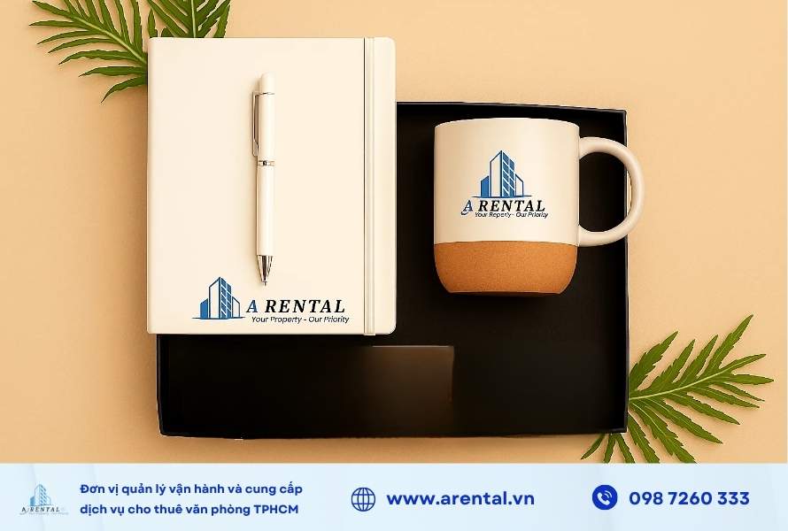 Quà 2/9 tối giản gồm ly sứ, sổ tay và bút in logo doanh nghiệp.