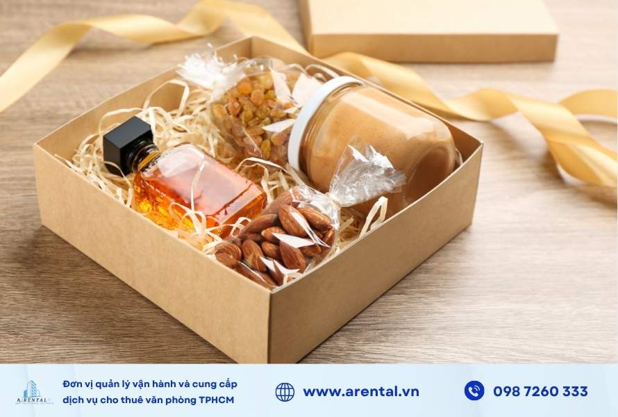 Set quà tặng 2/9 đặc sản gồm trà, mật ong và mứt khô truyền thống.