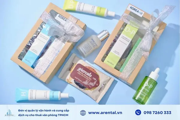 Set quà tặng 2-9 gồm mỹ phẩm mini, phù hợp cho nhân viên nữ.