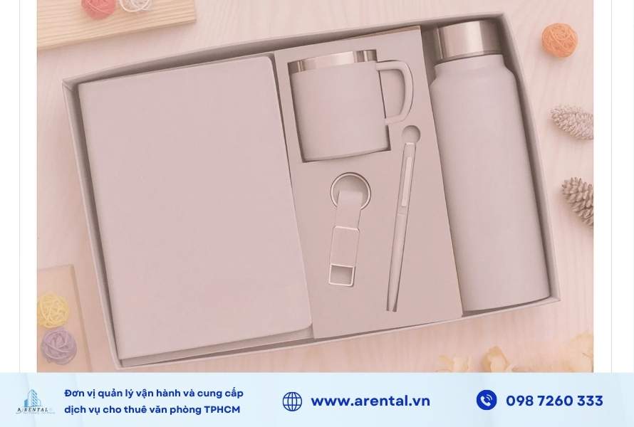 Set quà tặng 2/9 văn phòng gồm sổ, bình nước, ly cá nhân và bút.