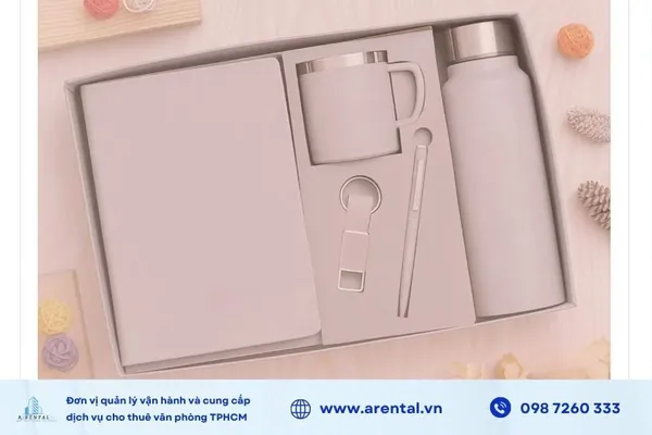 Set quà tặng 2/9 văn phòng gồm sổ, bình nước, ly cá nhân và bút.