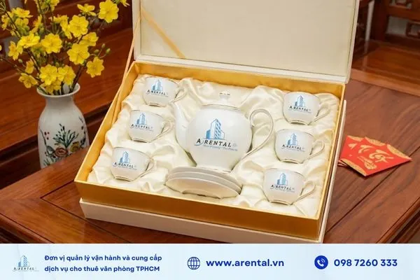 Bộ ấm chén trà là món quà trang nhã, bền giá trị, phù hợp đối tác Á Đông.