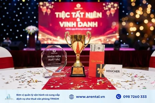 Phần thưởng thành tích cuối năm cho nhân viên.