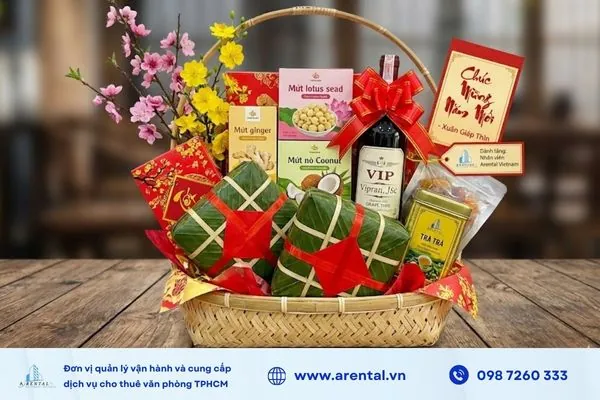 Set quà Tết truyền thống tạo cảm giác ấm áp và phù hợp đa số nhân sự.