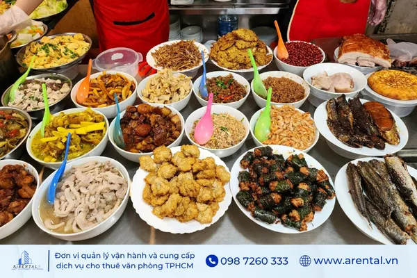 Cơm Bụi kết hợp hương vị truyền thống trong không gian gần gũi sang trọng.