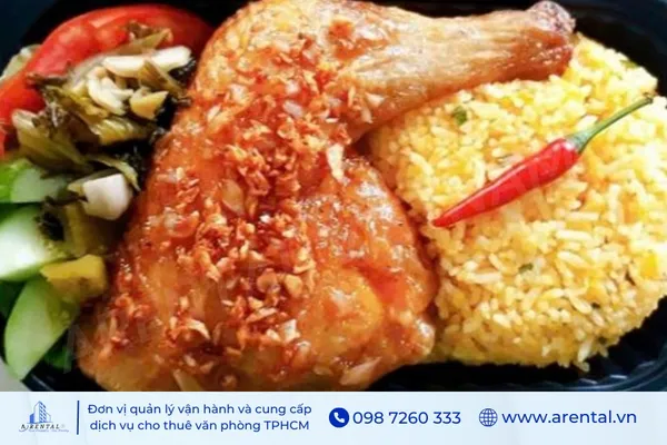 Cơm Gà Hưng Thuận hấp dẫn với da gà giòn thịt mềm đậm vị.