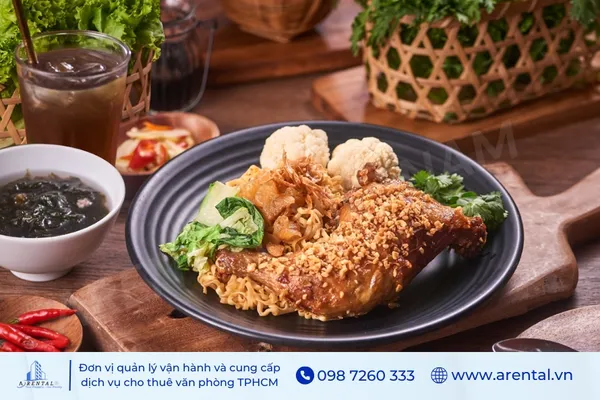 Cơm gà xối mỡ 142 trứ danh hơn 20 năm là món tủ của dân văn phòng Sài Gòn.