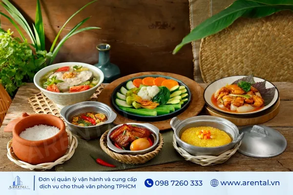 Cơm Niêu Thiên Lý nổi bật với hạt cơm vàng giòn dẻo thơm khó quên.
