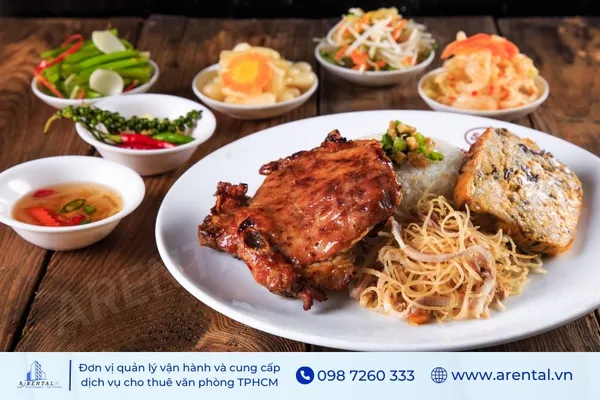 Cơm Tấm Thuận Kiều là thương hiệu lâu đời quen thuộc với người Sài Gòn.