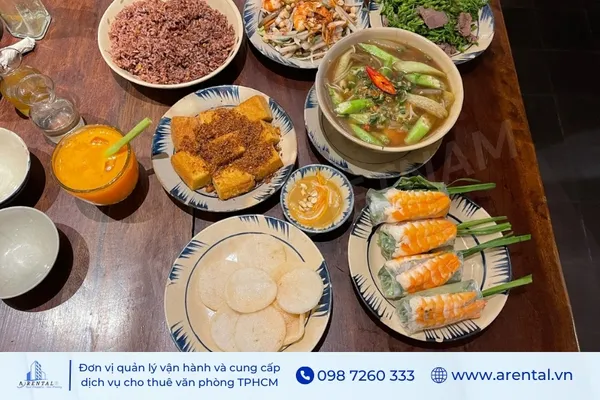 Cục Gạch Quán mang đến cơm gia đình giữa lòng Sài Gòn từng được Michelin vinh danh Bib Gourmand.
