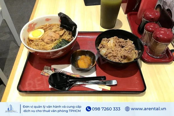 Sukiya phục vụ cơm Nhật tiện lợi.