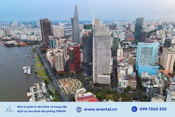 Quận 1 – lõi kinh tế và tài chính TP.HCM với mật độ cao ốc văn phòng dày đặc.