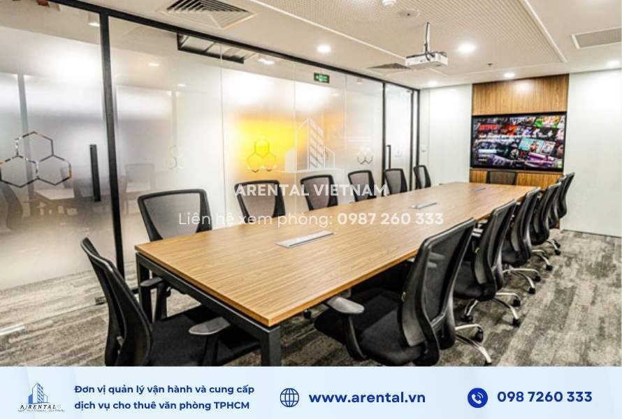 Không gian phòng họp cho thuê Phú Nhuận của Arental Vietnam với vách ngăn kính mờ.