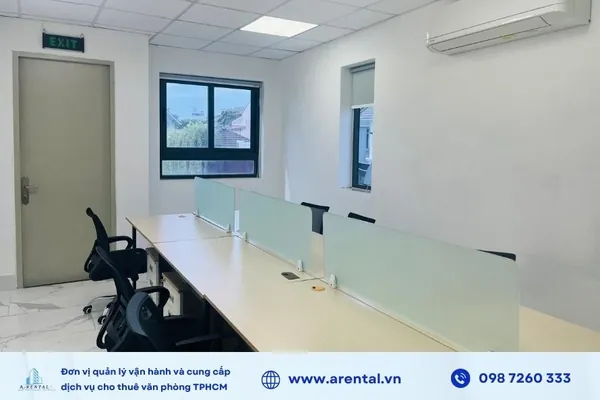 2 cửa sổ tại văn phòng giúp đón ánh sáng tự nhiên và có trang bị cả rèm để dễ điều chỉnh.