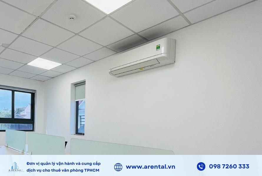 Mặt bằng văn phòng 16m2 được trang bị sẵn máy lạnh.