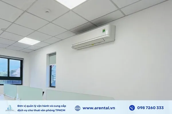 Mặt bằng văn phòng 16m2 được trang bị sẵn máy lạnh.