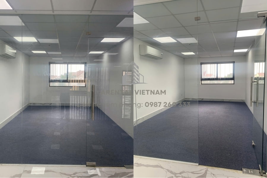 Cửa kính ra vào chắc chắn của văn phòng 25m2 quận 2 A Space Office.