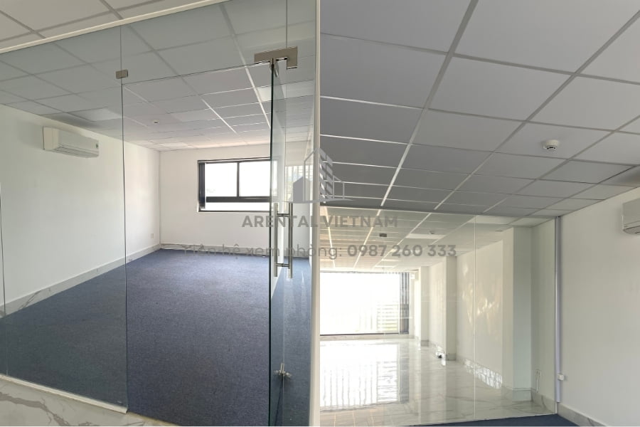 Không gian văn phòng cho thuê 25m2 quận 2 với trần nhà thạch cao, sàn lót thảm và sơn tường màu trắng.
