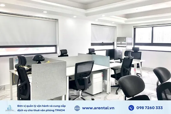 Văn phòng có 3 cửa số kèm rèm giúp quý khách hàng dễ dàng điều chỉnh ánh sáng tự nhiên theo nhu cầu