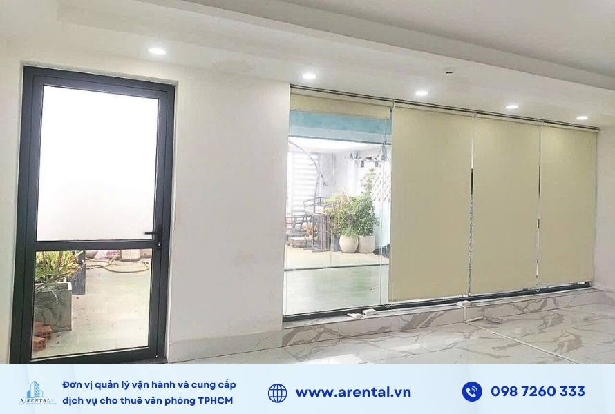 Hệ thống cửa kính trong không gian văn phòng diện tích 40m2