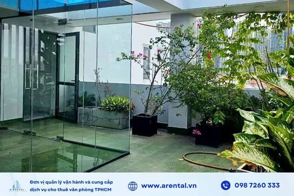 Không gian bên ngoài của mặt bằng sàn trống cho thuê làm văn phòng diện tích 40m2