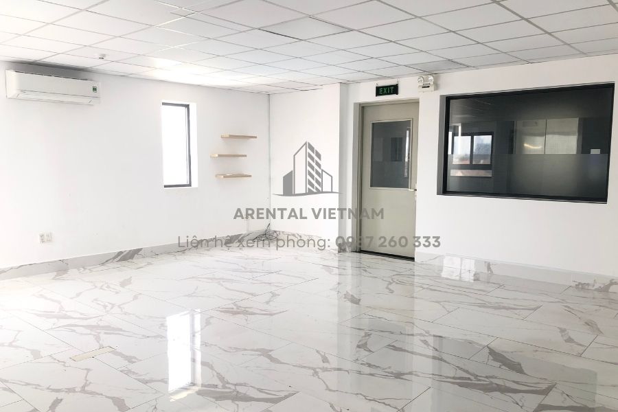 Không gian văn phòng cho thuê 50m2 quận 2 với hệ thống đèn sáng sủa, sàn nhà lát gạch, và tường trắng.