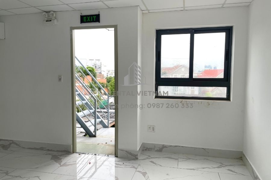 Lối thoát hiểm ngay bên trong văn phòng cho thuê 50m2 quận 2.