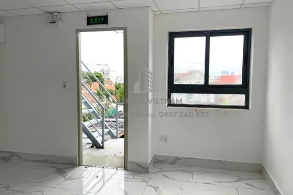 Lối thoát hiểm ngay bên trong văn phòng cho thuê 50m2 quận 2.