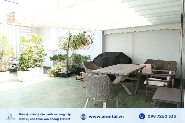 Sân riêng diện tích 50m2 khi thuê văn phòng 78m2 tại chi nhánh Quận 2 