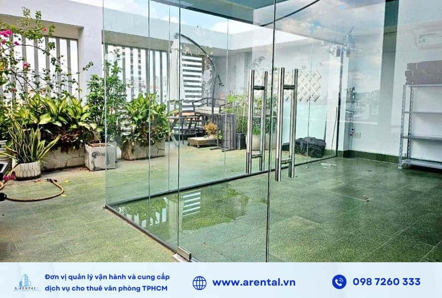 Vách kính ngăn giữa sàn trống diện tích 78m2 và sân vườn 50m2
