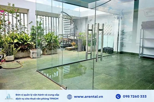 Vách kính ngăn giữa sàn trống diện tích 78m2 và sân vườn 50m2
