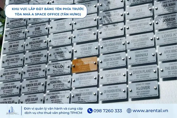 Khu vực lắp đặt bảng tên doanh nghiệp phía trước tòa nhà văn phòng Arental Vietnam.