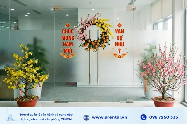 Cửa ra vào được trang trí chỉn chu tạo ấn tượng đón xuân.