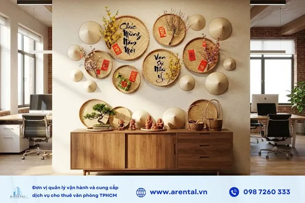 Trang trí văn phòng Tết với mẹt tre và nón lá.
