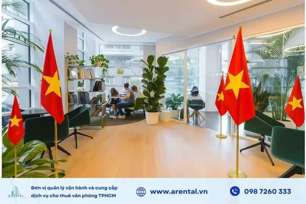 Không gian chung được tận dụng làm khu vực check-in trang trọng với cờ Tổ quốc và cây xanh nổi bật.