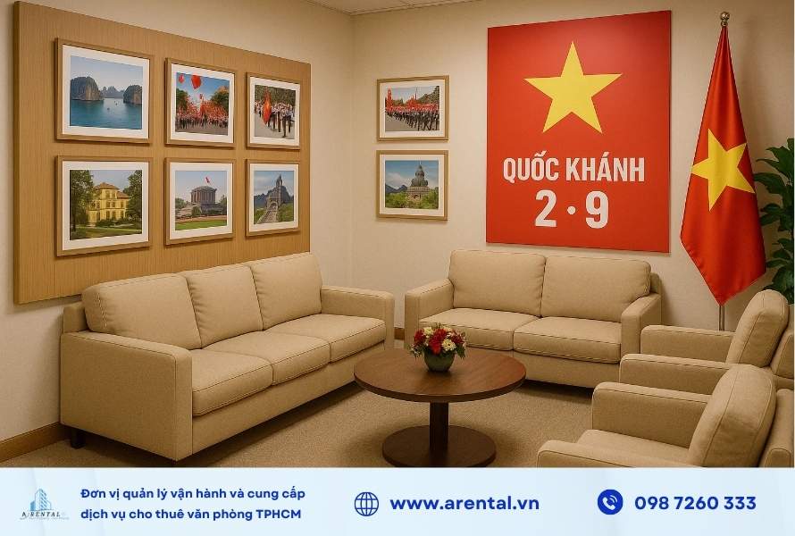 Không gian tiếp khách ấm cúng với poster kỷ niệm và bộ ảnh trang trí đậm chất Việt Nam.