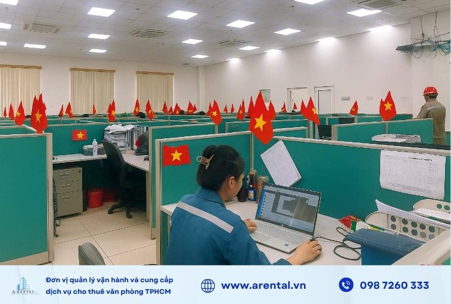 Trang trí văn phòng ngày 2 tháng 9 với cờ đỏ sao vàng.