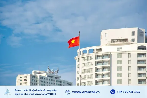 Treo cờ Tổ quốc nhân dịp 2/9 phía trước tòa nhà văn phòng cao tầng.