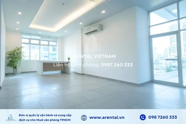 Hệ thống cửa kính giúp không văn phòng 12m2 trở nên tươi sáng và rộng rãi