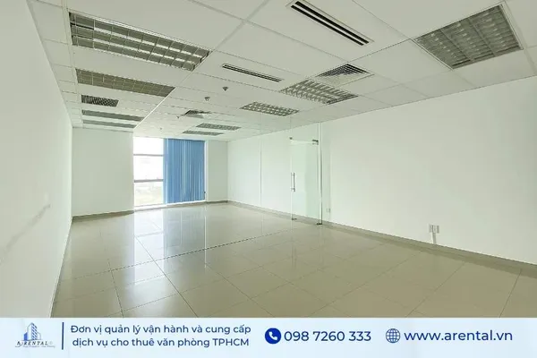 Vách ngăn cửa kính của văn phòng 16m2 Quận 1 giúp khách hàng dễ dàng phân chia khu vực làm việc
