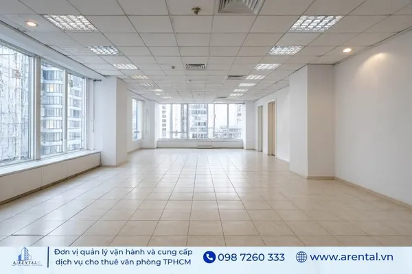 Hệ thống cửa kính tạo cảm giác rộng rãi và thoáng đãng cho mặt bằng văn phòng 77m2 tại Quận 1