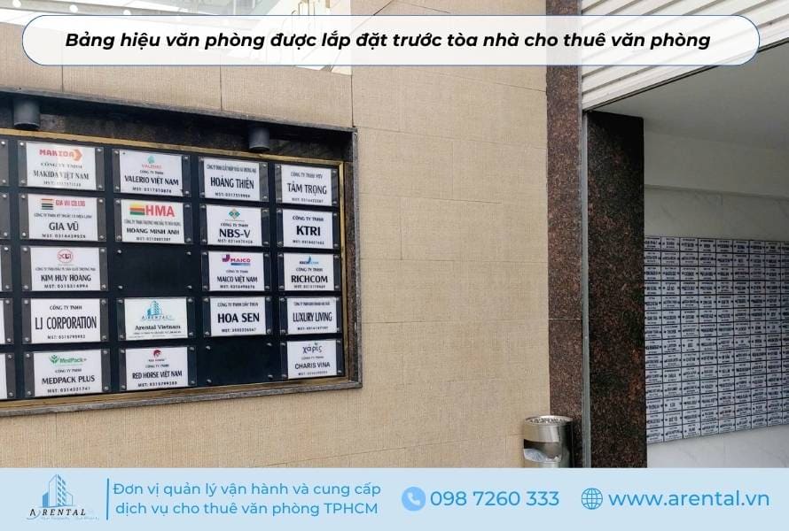 Bảng hiệu văn phòng được lắp đặt trước tòa nhà cho thuê văn phòng.