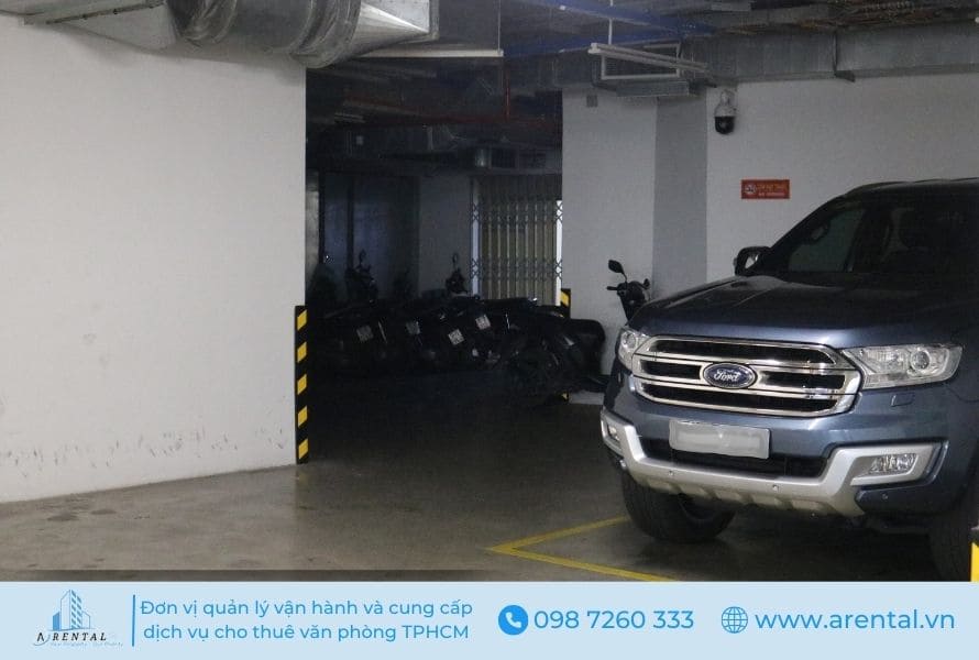 Bãi giữ xe rộng rãi cho cả xe máy và xe hơi tại tòa nhà.