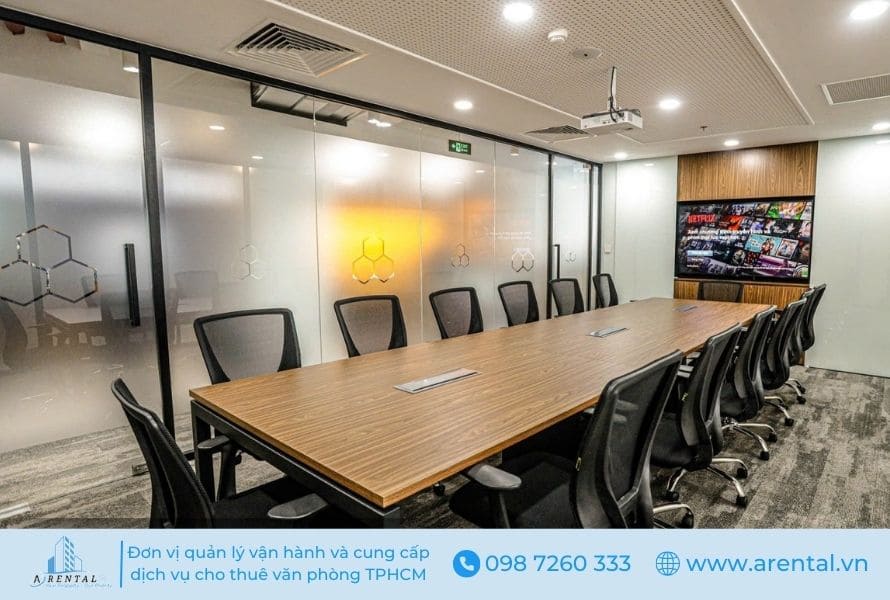 Phòng họp được trang bị đầy đủ tiện ích nội thất, sức chứa đến 20 người.