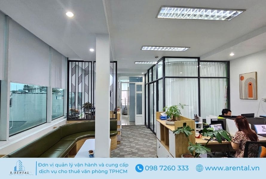 Góc văn phòng làm việc bên trong tòa nhà văn phòng ảo quận 1 TPHCM.
