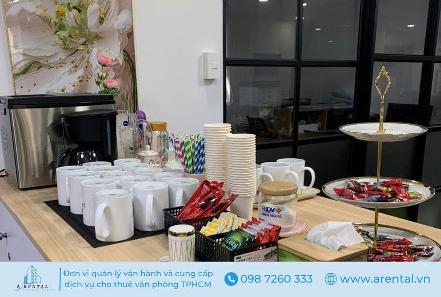Quầy pantry miễn phí trà, cafe, nước cho khách dùng phòng họp tại Arental Vietnam.