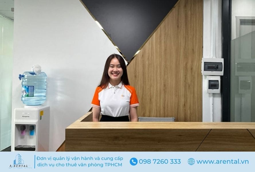 Lễ tân văn phòng chuyên nghiệp hỗ trợ tiếp đón khách hàng tại văn phòng ảo quận 3.