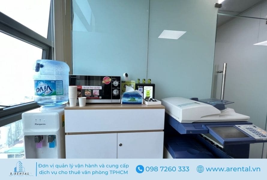 Quầy pantry đầy đủ tiện ích cho khách thuê văn phòng tại Arental Vietnam quận 3.